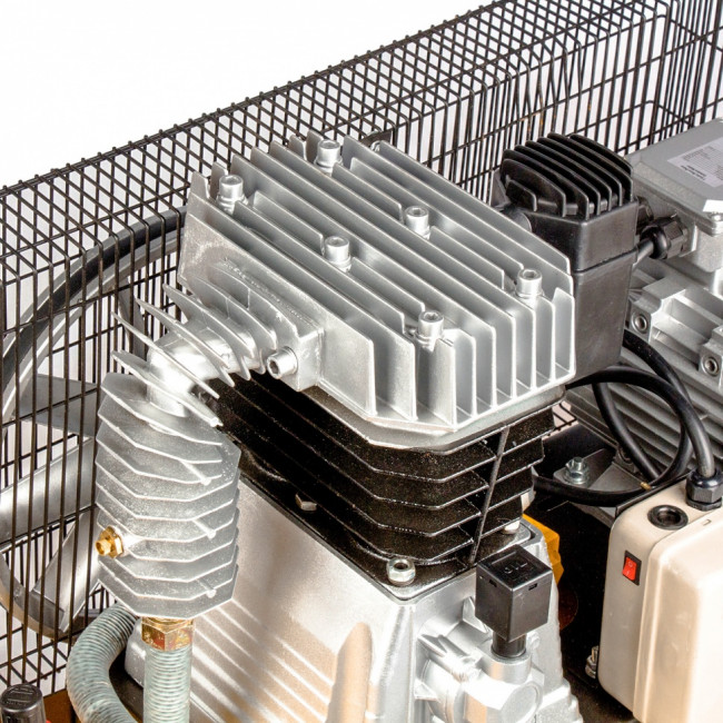 Компрессор DR4000/200, масляный ременный, 10 бар, производительность 690 л/м, мощность 4 кВт Denzel Компрессор DR4000/200, масляный ременный, 10 бар, производительность 690 л/м, мощность 4 кВт Denzel