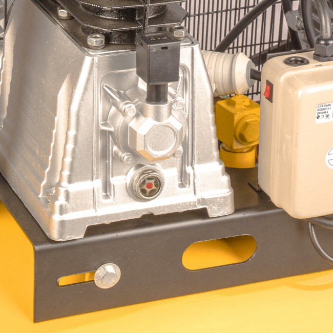 Компрессор DR4000/200, масляный ременный, 10 бар, производительность 690 л/м, мощность 4 кВт Denzel Компрессор DR4000/200, масляный ременный, 10 бар, производительность 690 л/м, мощность 4 кВт Denzel