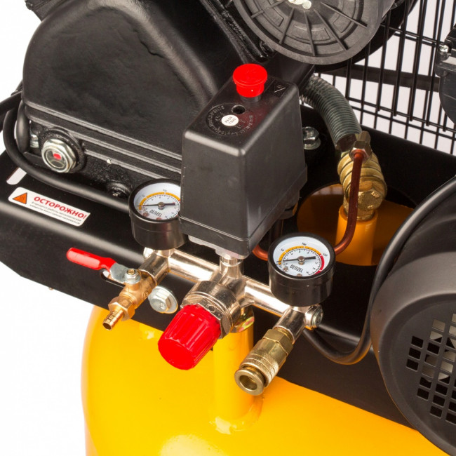 Компрессор DRV2200/100V, масляный ременный, с вертикальным ресивером, 10 бар, производительность 440 л/м, мощность 2.2 кВт Denzel Компрессор DRV2200/100V, масляный ременный, с вертикальным ресивером, 10 бар, производительность 440 л/м, мощность 2.2 кВт Denzel