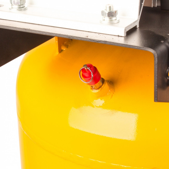 Компрессор DRV2200/100V, масляный ременный, с вертикальным ресивером, 10 бар, производительность 440 л/м, мощность 2.2 кВт Denzel Компрессор DRV2200/100V, масляный ременный, с вертикальным ресивером, 10 бар, производительность 440 л/м, мощность 2.2 кВт Denzel