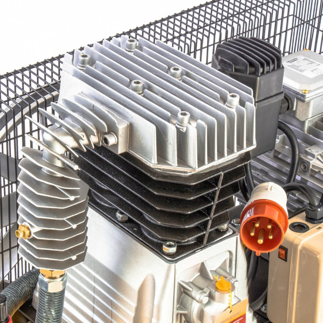 Компрессор DR4000/100, масляный ременный, 10 бар, производительность 690 л/м, мощность 4 кВт Denzel Компрессор DR4000/100, масляный ременный, 10 бар, производительность 690 л/м, мощность 4 кВт Denzel